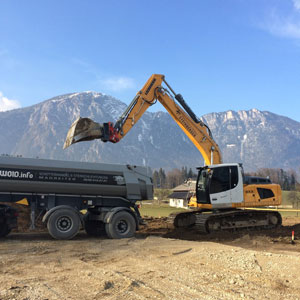 Bagger und LKW bei Erdarbeiten in Tirol