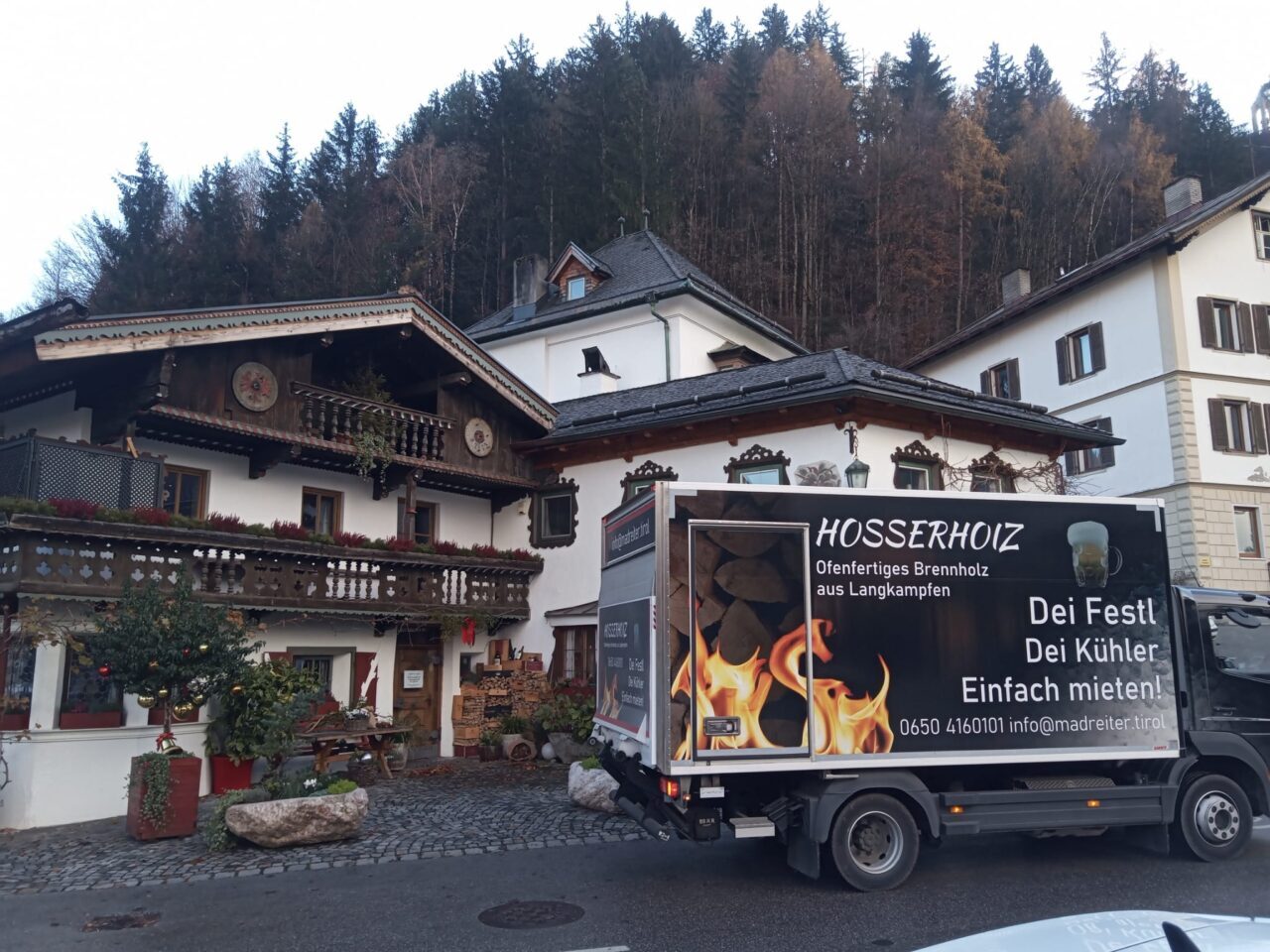 Hosserhoiz-Lieferwagen bei der Brennholzzustellung in Tirol
