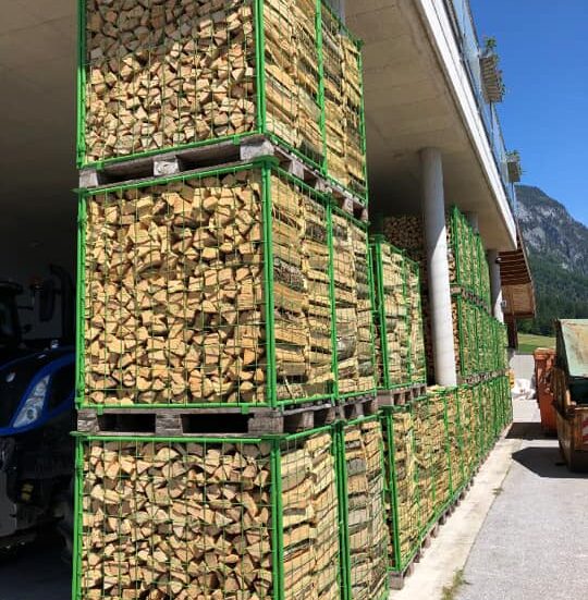 Gestapelte Brennholz-Gitterboxen in Langkampfen