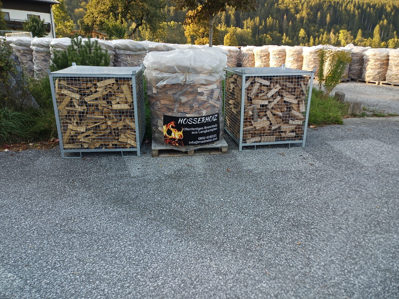 Hosserhoiz-Brennholz vor Tiroler Bergkulisse
